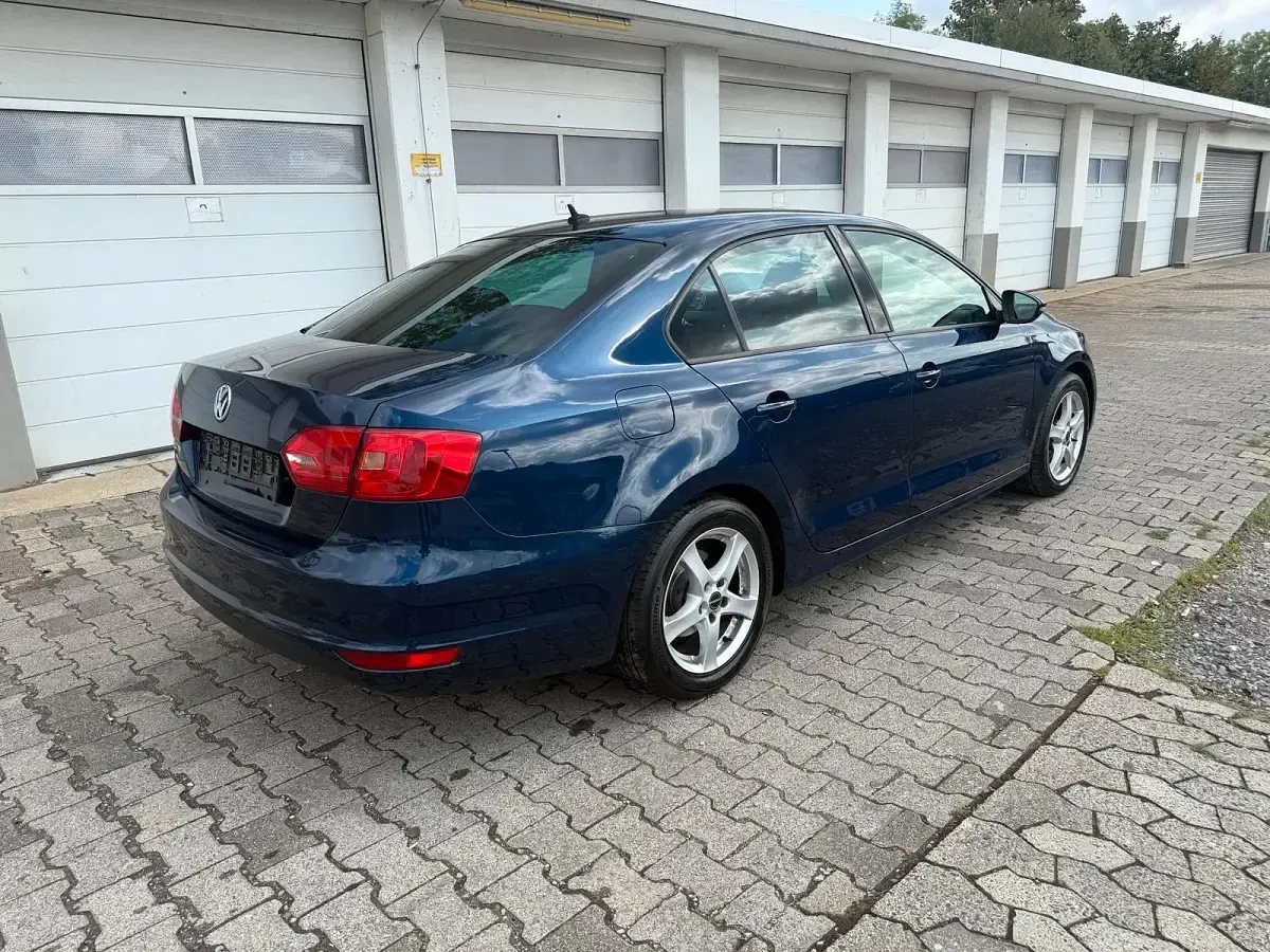 Gebraucht VW Jetta 105 PS (77 kW) 2011 Blau Limousine