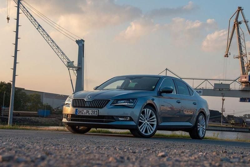 Grau Gebraucht 2015 Skoda Superb Style Limousine | 19.100 € (Etwas zu teuer) - Bild 1/4