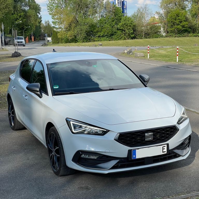 Weiß Gebraucht 2020 Seat Leon FR Limousine | 19.700 € (Fairer Preis) - Bild 1/4