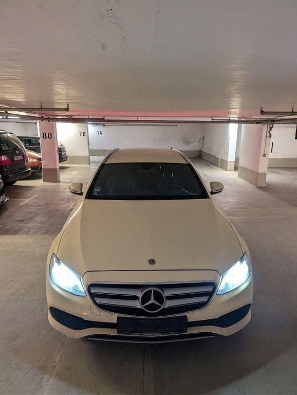 Gebraucht Mercedes E220 194 PS (142 kW) 2018 Beige Limousine
