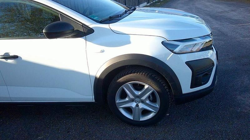Gebraucht Dacia Sandero Essentiel 91 PS (66 kW) 2025 Weiß Limousine