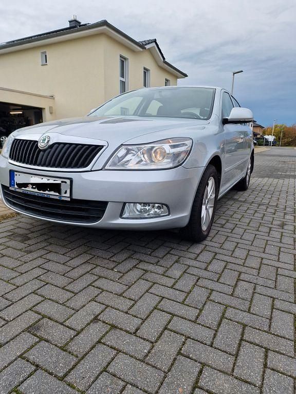 Silber Gebraucht 2011 Skoda Octavia Family Limousine | 6.999 € (Guter Preis) - Bild 1/4
