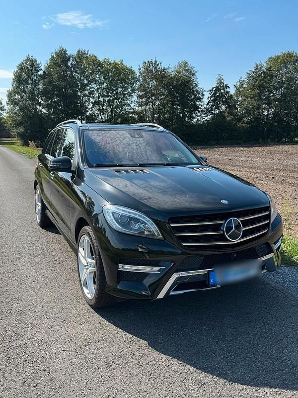 Schwarz Gebraucht 2015 Mercedes ML350 SUV | 24.995 € (Fairer Preis) - Bild 1/4