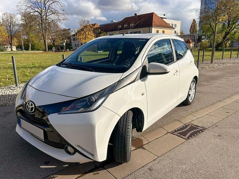Weiß Gebraucht 2018 Toyota Aygo X-play Kleinwagen | 7.950 € (Fairer Preis) - Bild 1/4