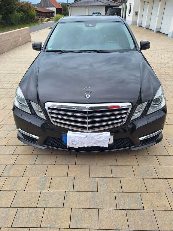Schwarz Gebraucht 2013 Mercedes E220 AMG Limousine | 15.800 € (Etwas zu teuer) - Bild 1/4