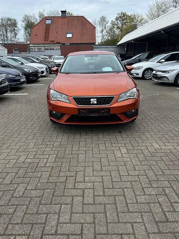 Usado Seat Leon Style 110 HP (80 kW) 2018 Laranja Sedan