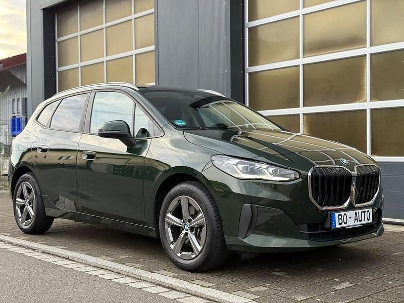 Grün Gebraucht 2024 BMW 218 Sport Line Van / Kleinbus | 31.900 € (Etwas zu teuer) - Bild 1/4