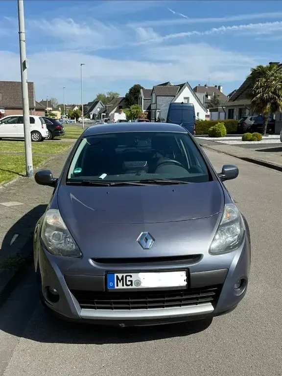 Używany Renault Clio II Dynamique 101 KM (74 kW) 2011 Srebrny Sedan/Limuzyna