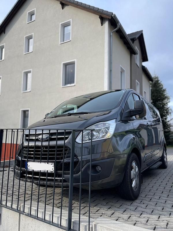 Silber Gebraucht 2017 Ford Tourneo Custom Titanium Van | 29.999 € (Etwas zu teuer) - Bild 1/4