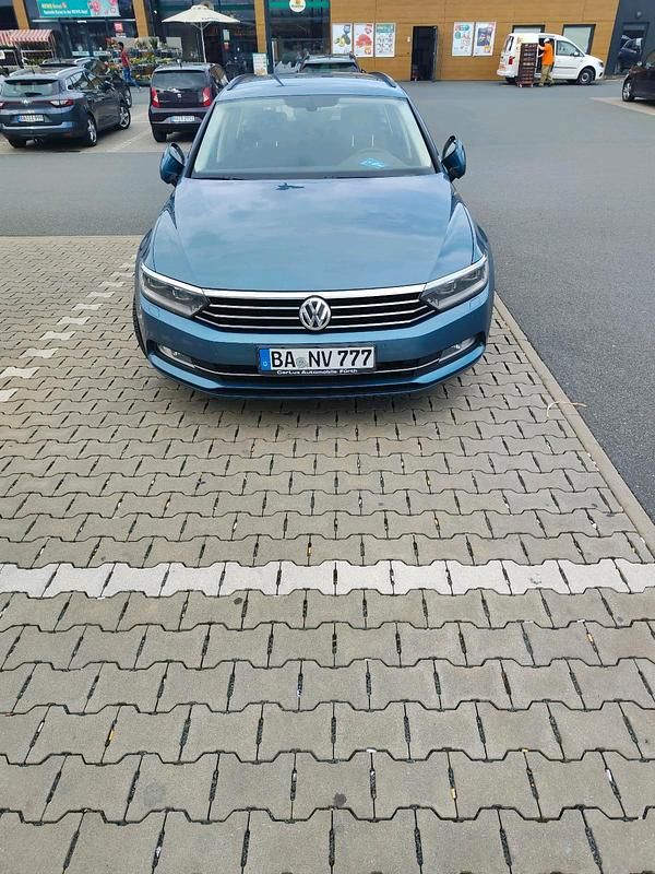 Blau Gebraucht 2017 VW Passat Kombi | 9.950 € (Fairer Preis) - Bild 1/4
