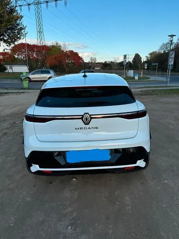 Używany Renault Megane E-Tech Equilibre 95 kW (130 KM) 2022 Biały Sedan/Limuzyna
