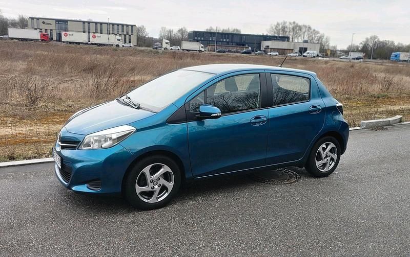 Gebraucht Toyota Yaris 99 PS (72 kW) 2014 Blau Kleinwagen