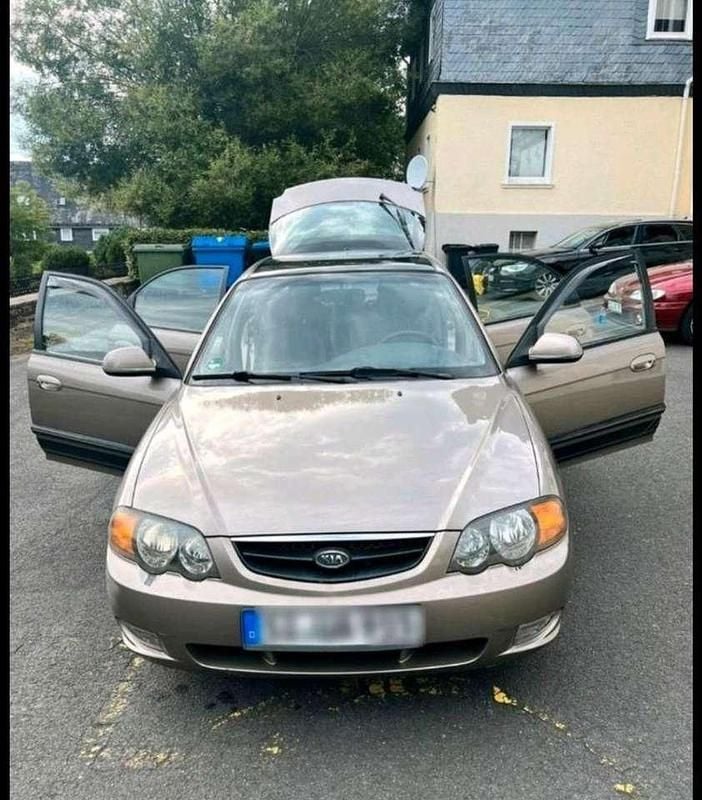 Gold Gebraucht 2002 Kia Shuma Kleinwagen | 1.890 € - Bild 1/4