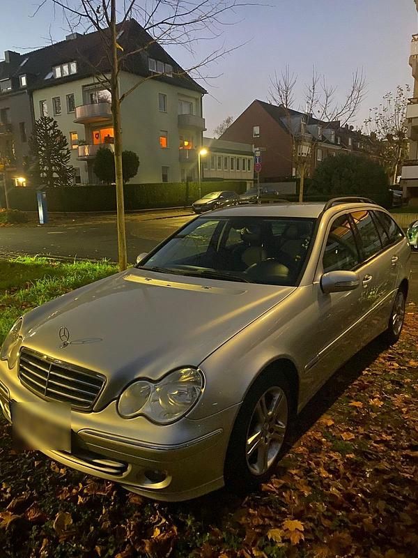 Silber Gebraucht 2006 Mercedes 220 Avantgarde Kombi | 3.700 € - Bild 1/4
