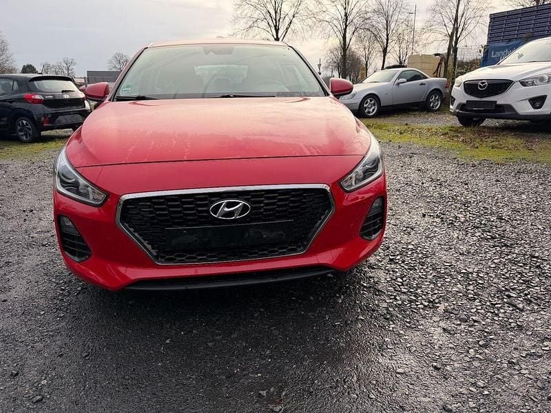 Rot Gebraucht 2017 Hyundai i30 Pure Limousine | 9.950 € (Guter Preis) - Bild 1/4