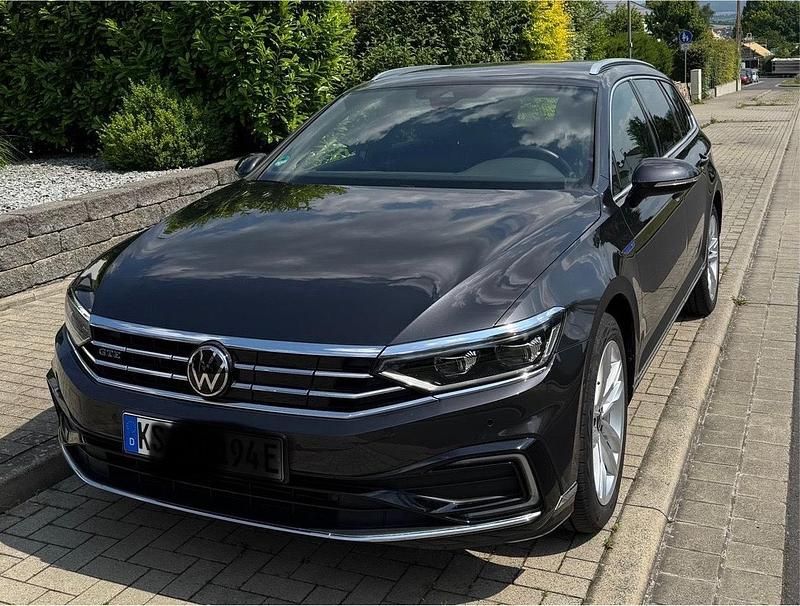 Grau Gebraucht 2024 VW Passat GTE Kombi | 35.900 € (Fairer Preis) - Bild 1/4