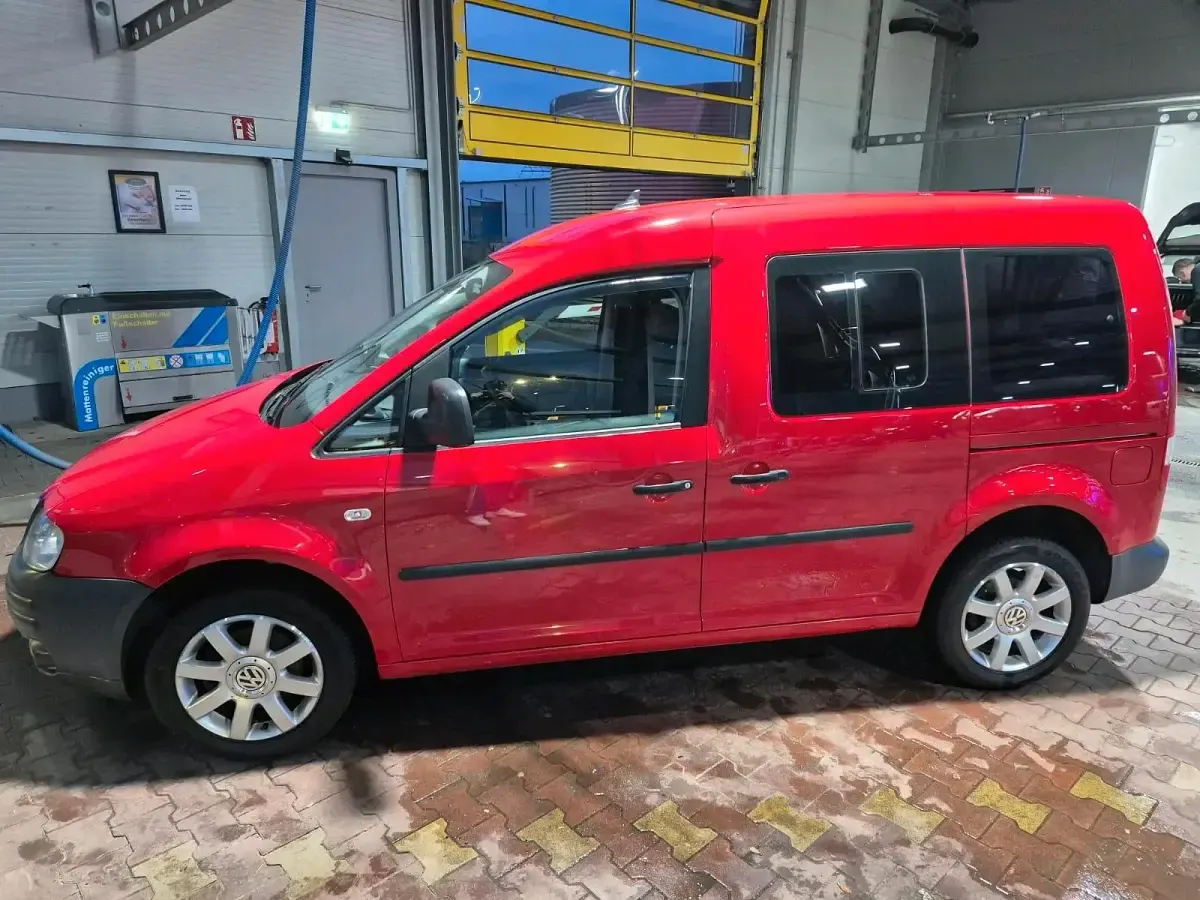 Gebraucht VW Caddy 105 PS (77 kW) 2010 Rot Van / Kleinbus