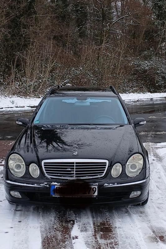 Blau Gebraucht 2004 Mercedes E320 Avantgarde Kombi | 3.990 € - Bild 1/4