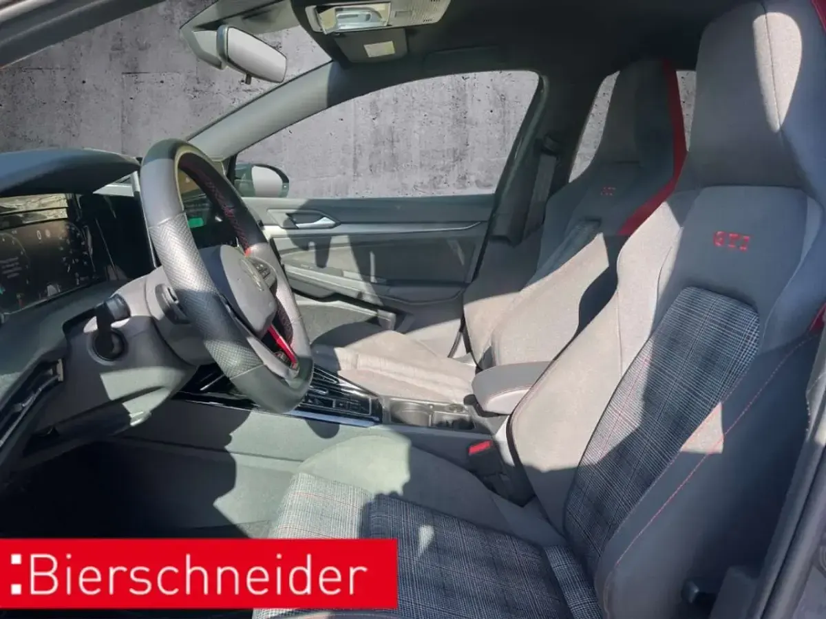 Gebraucht VW Golf VIII GTI 265 PS (194 kW) 2024 Grau Limousine