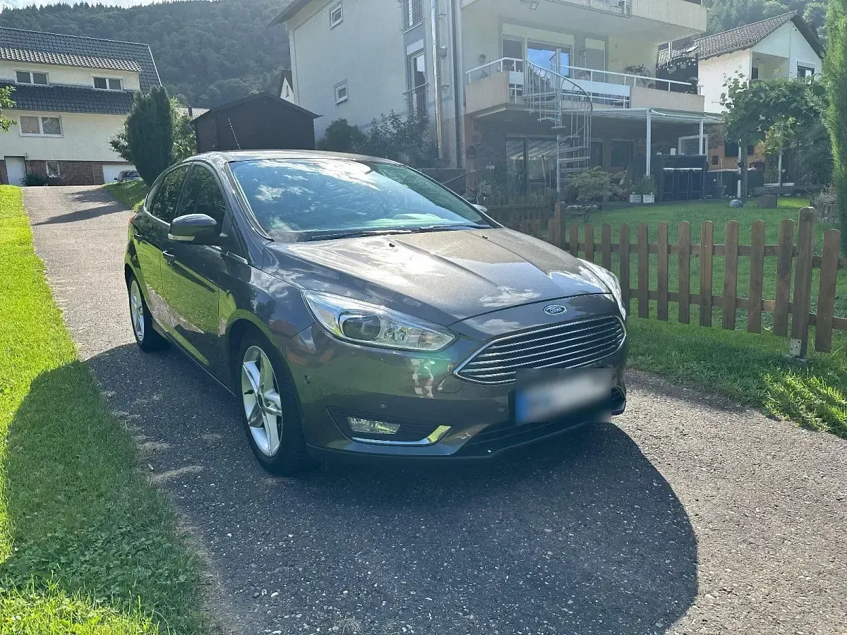 Usado Ford Focus Titanium 125 CV (91 kW) 2015 Gris Berlina