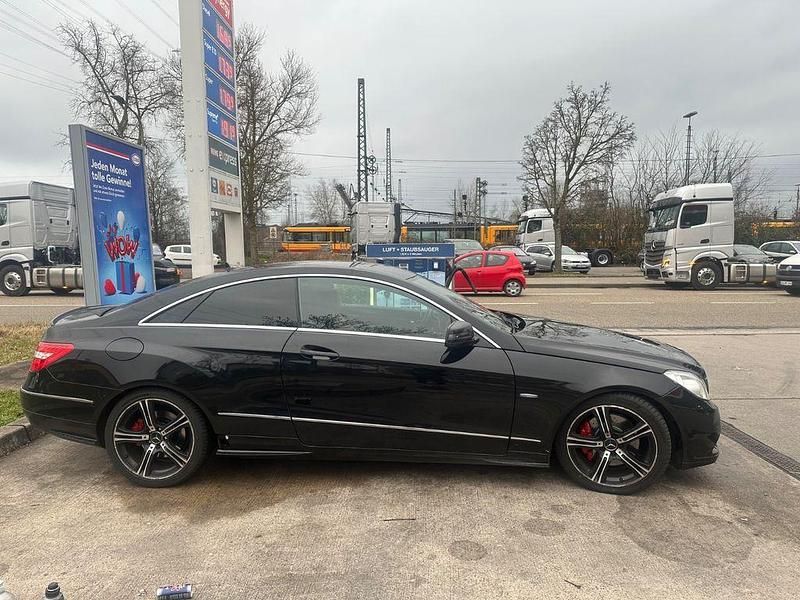 Gebraucht Mercedes E350 265 PS (194 kW) 2011 Schwarz Coupé