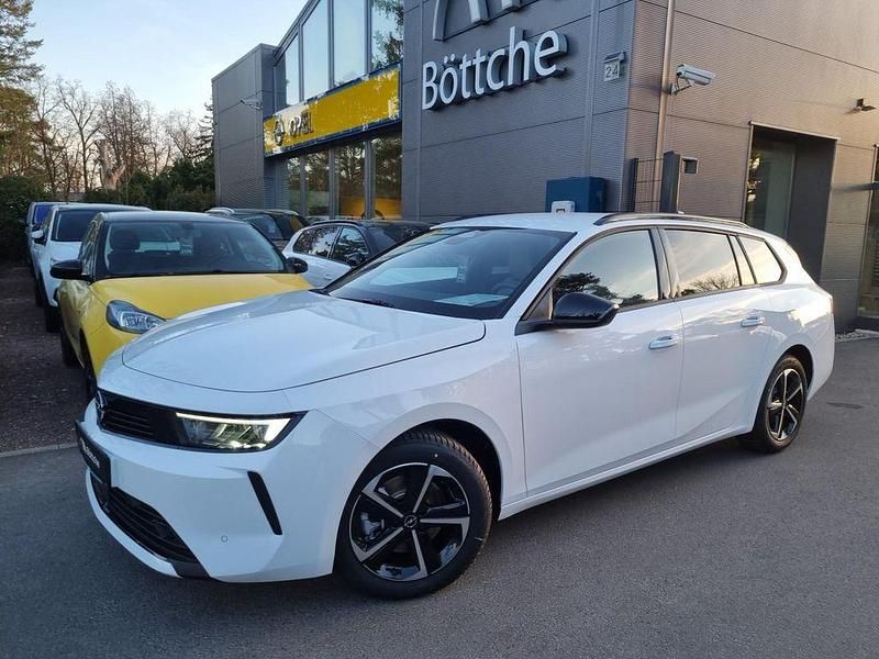 Neu Opel Astra Edition 131 PS (96 kW) 2025 Lack weiss banquise/typ aussenverkleidung spiegel flach standard Kombi