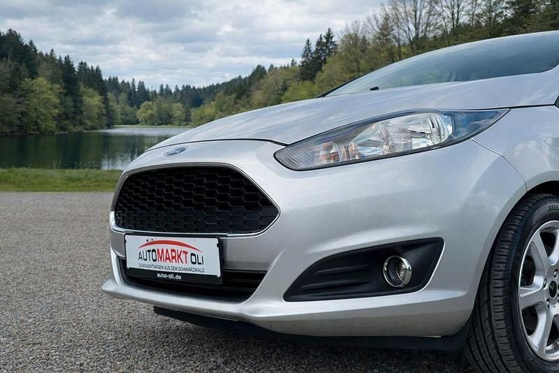 Gebraucht Ford Fiesta Celebration 101 PS (74 kW) 2017 Silber Limousine