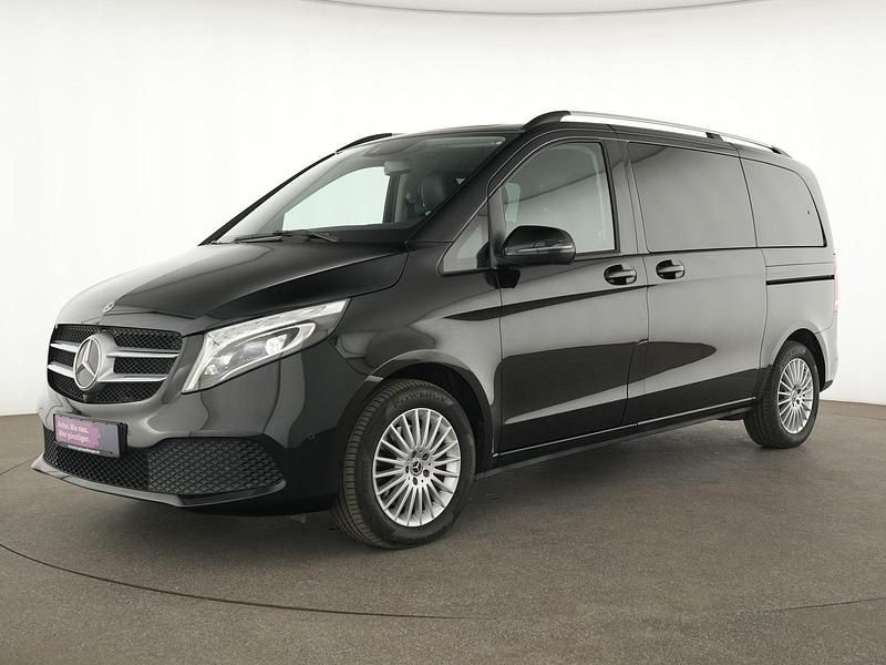 Obsidianschwarz Gebraucht 2020 Mercedes V250 Avantgarde Edition Van / Kleinbus | 51.555 € (Fairer Preis) - Bild 1/4