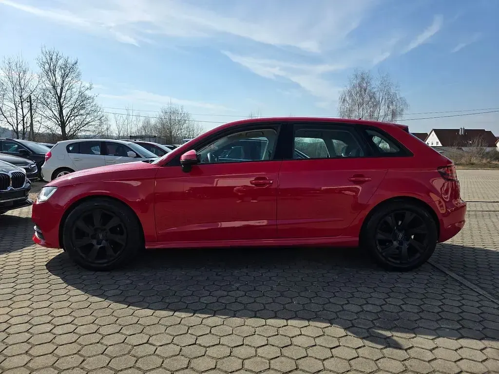 Gebraucht Audi A3 Attraction 110 PS (80 kW) 2015 Rot Limousine