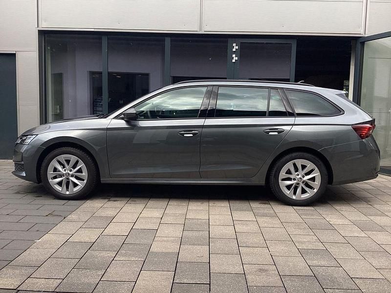 Graphite graumetallic (metallic) Gebraucht 2024 Skoda Octavia Selection Kombi | 31.950 € (Fairer Preis) - Bild 1/4