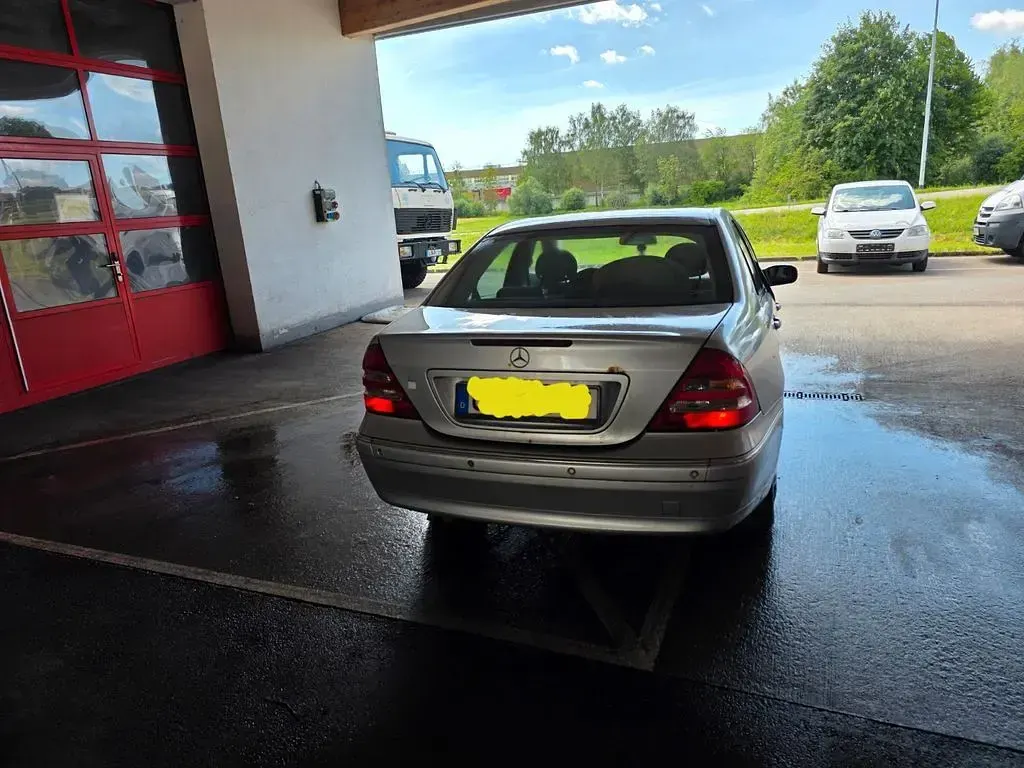Gebraucht Mercedes C180 Elegance 129 PS (94 kW) 2001 Silber Limousine