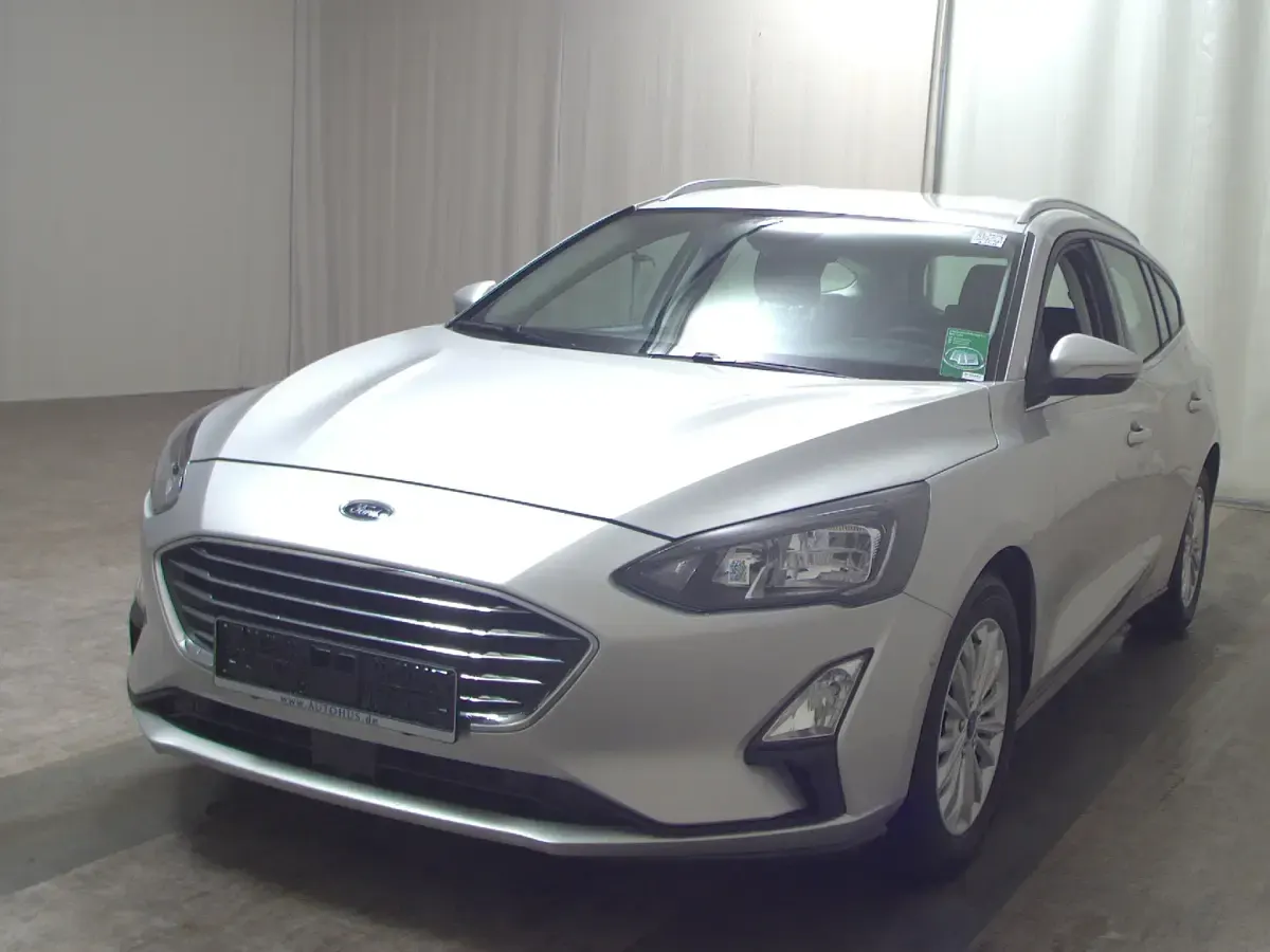 Käytetty Ford Focus Titanium 125 HP (91 kW) 2021 Hopea Sedan