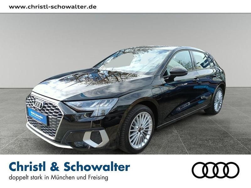 Brillantschwarz Gebraucht 2022 Audi A3 Sportback e-tron Advanced Kleinwagen | 22.911 € (Guter Preis) - Bild 1/4