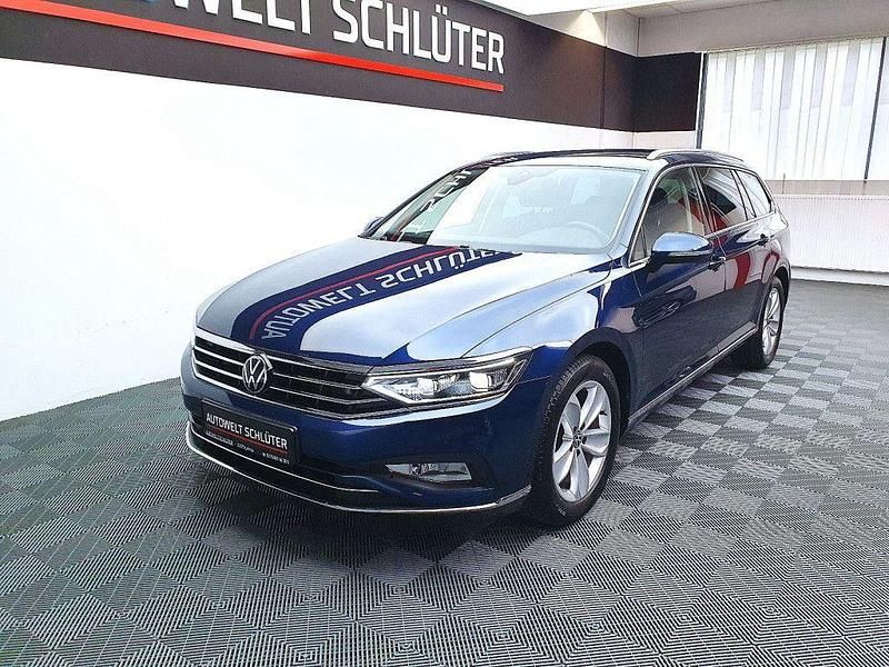 Blau Gebraucht 2021 VW Passat Elegance Kombi | 25.490 € (Fairer Preis) - Bild 1/4