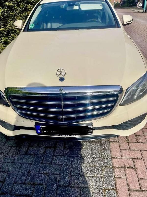 Beige Gebraucht 2019 Mercedes E200 Limousine | 12.500 € (Superpreis) - Bild 1/4