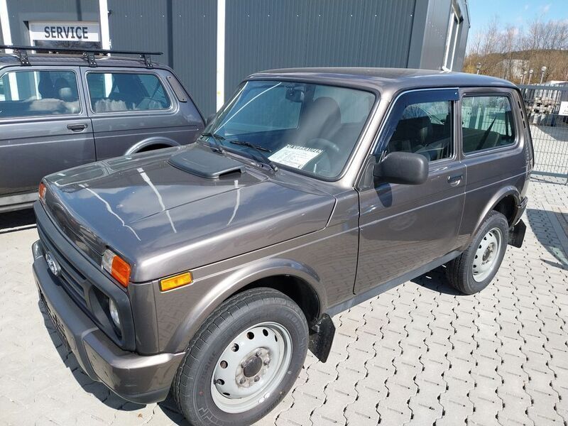 Beige Gebraucht 2018 Lada niva SUV | 13.990 € (Etwas zu teuer) - Bild 1/4