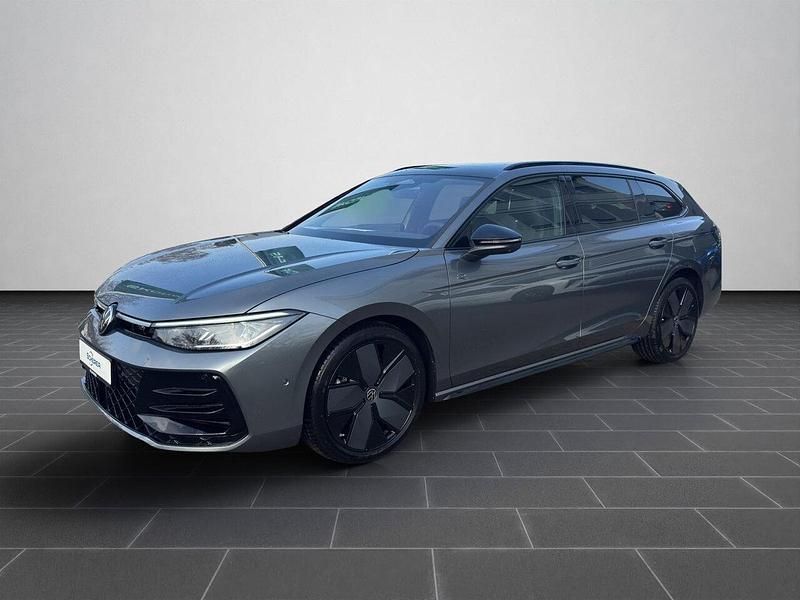 Gebraucht VW Passat 193 PS (141 kW) 2026 Diabasgrau metallic / grenadillschwarz metallic (metallic) Limousine