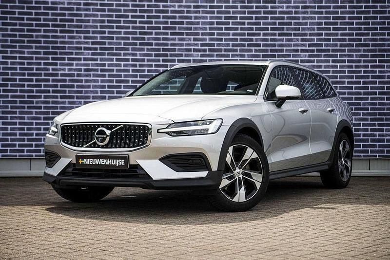 Grau Gebraucht 2020 Volvo V60 CC Pro Kombi | 32.899 € (Fairer Preis) - Bild 1/4