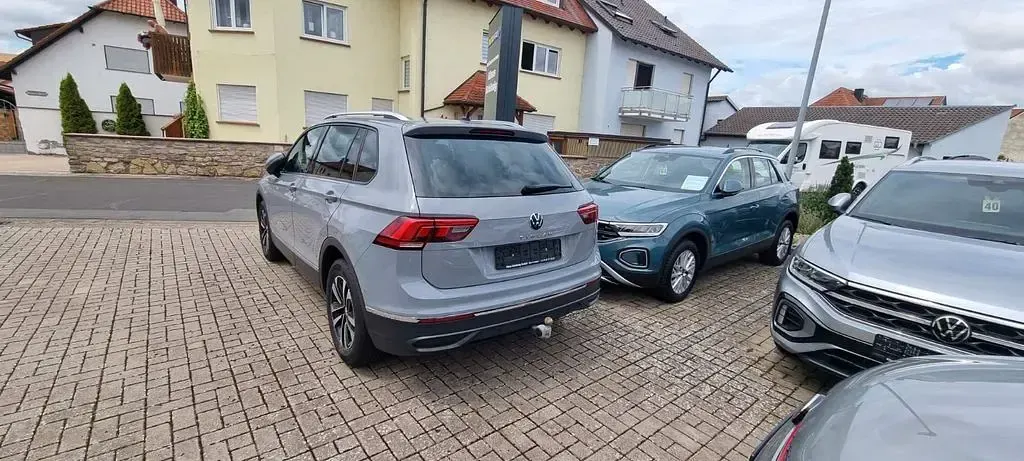 Gebraucht VW Tiguan Active 150 PS (110 kW) 2022 Mondsteingrau SUV
