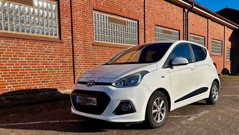 Weiß Gebraucht 2017 Hyundai i10 Passion Kleinwagen | 7.999 € (Fairer Preis) - Bild 1/4
