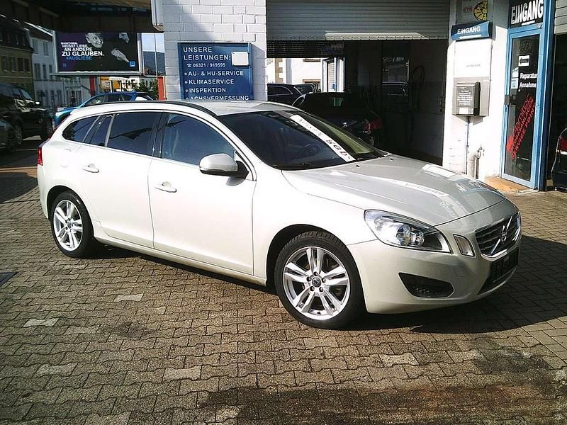 Gebraucht Volvo V60 Momentum 136 PS (100 kW) 2013 Cosmic white / metallic Kombi