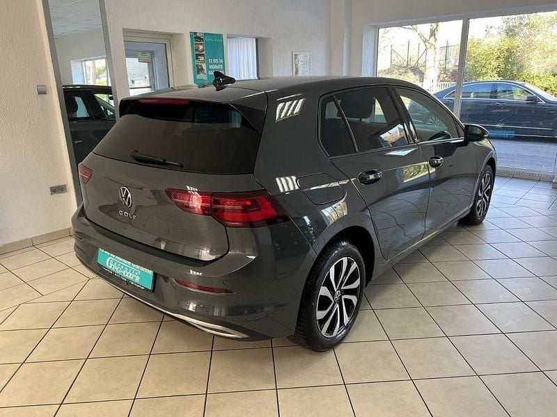 Gebraucht VW Golf VIII Active 131 PS (96 kW) 2022 Grau Limousine
