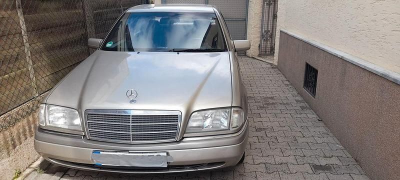 Gold Gebraucht 1995 Mercedes 220 Limousine | 7.500 € - Bild 1/4