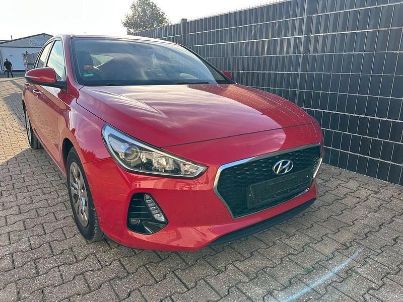 Rot Gebraucht 2018 Hyundai i30 Select Limousine | 10.600 € (Superpreis) - Bild 1/4