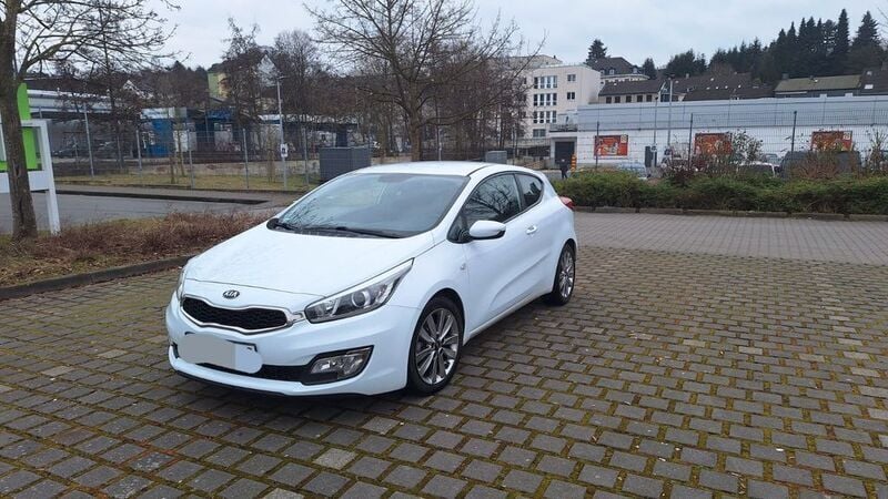 Weiß Gebraucht 2013 Kia Ceed DREAM-TEAM Edition Coupé | 5.800 € (Guter Preis) - Bild 1/4