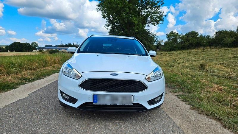 Weiß Gebraucht 2016 Ford Focus Kombi | 6.600 € (Guter Preis) - Bild 1/4