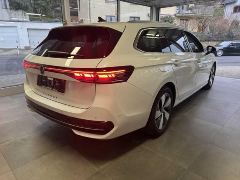 Gebraucht VW Passat Elegance 150 PS (110 kW) 2024 Weiß (oryxweiß perlmutteffekt) Kombi