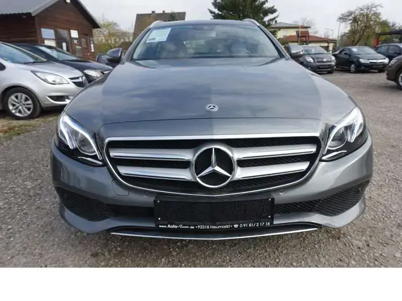 Gebraucht Mercedes E220 Avantgarde 194 PS (142 kW) 2017 Grau Kombi