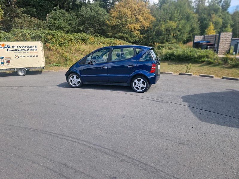 Blau Gebraucht 2002 Mercedes A190 Avantgarde Limousine | 1.550 € (Fairer Preis) - Bild 1/4