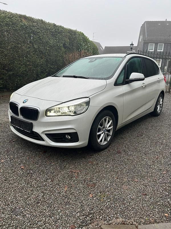Weiß Gebraucht 2017 BMW 220 Active Tourer Advantage Van / Kleinbus | 11.490 € (Fairer Preis) - Bild 1/4